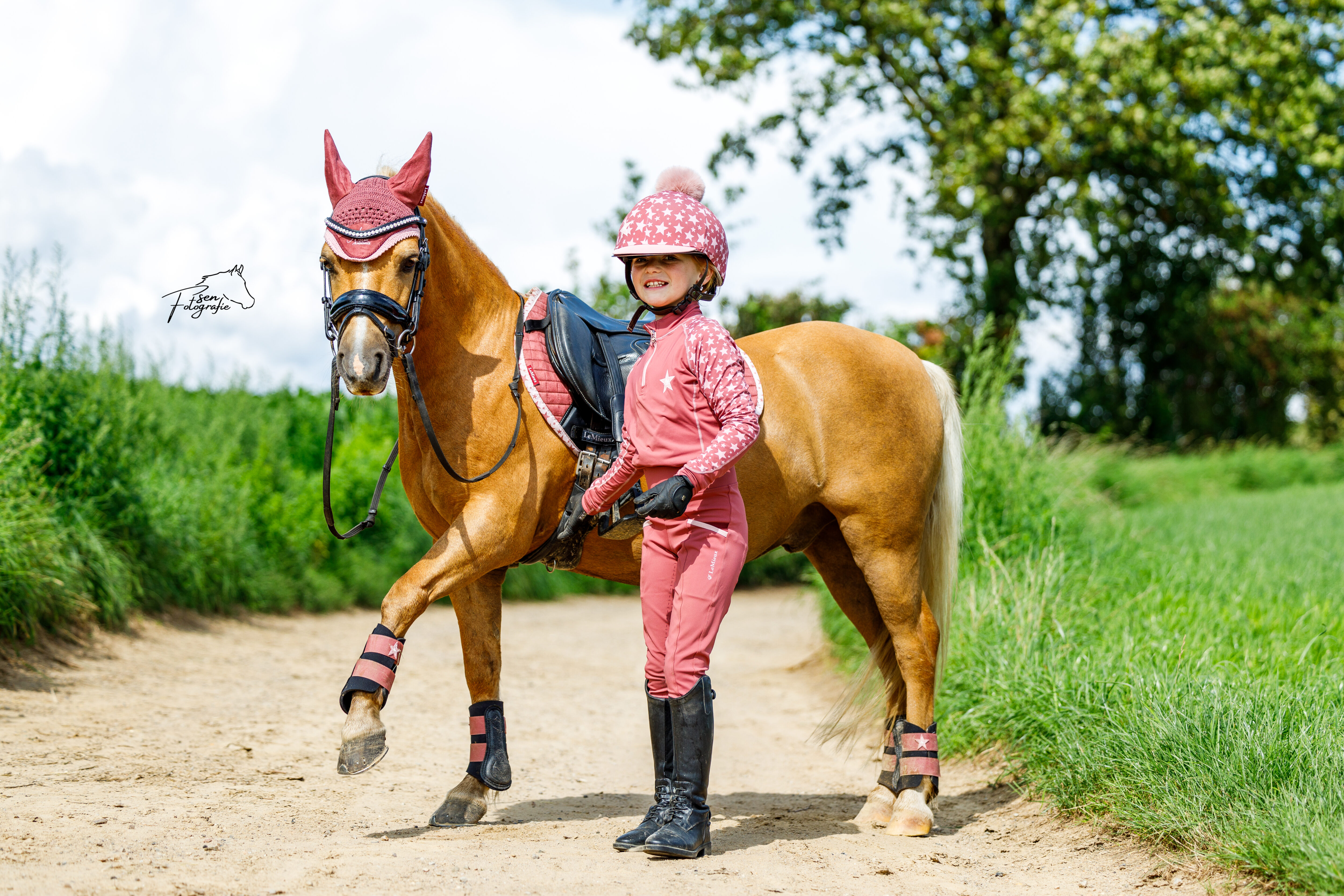 Foto van een matchende paarden outfit door Sen Fotografie